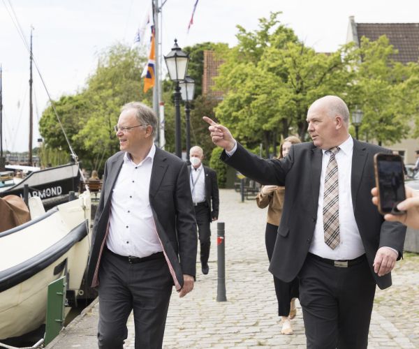 Claus-Peter Horst mit Stephan Weil in Leer